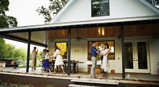 more-people-are-finding-the-benefits-of-multigenerational-living-KCM-549x300